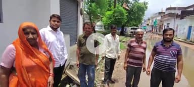 खरगापुर: देरी गांव में जल भराव के चलते ग्रामीण परेशान, बड़ों को मंदिर जाने व बच्चों को स्कूल जाने में आ रही दिक्कत #jansamasya