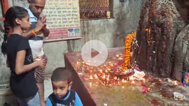 कन्नौज: कन्नौज शहर के मकरन्दनगर क्षेत्र में स्थित ब्रम्हदेव के साथ शनिदेव का यह दिव्य स्थान, देर रात पूजा-अर्चना करते दिखे भक्त