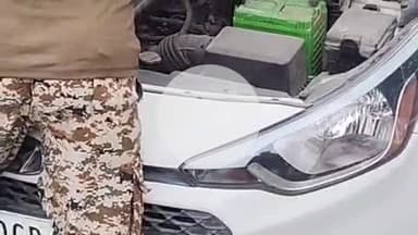 लाडपुरा: लोकसभा अध्यक्ष के केम्प कार्यालय के सामने कार में घुसा 7 फीट लंबा सांप, स्नेक केचर ने किया रेस्क्यू