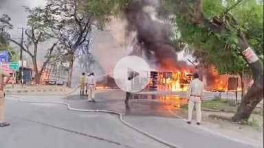 धनौरा: गजरौला कुमराला पुलिस चौकी के पीछे केमिकल से लदा कैंटर पलटा, हेल्पर की जिंदा जलकर हुई मौत