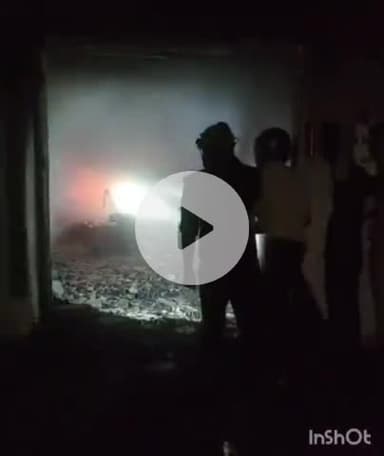 आगरा: मोहम्मदपुर में फर्नीचर और कपड़ा की फैक्ट्री में लगी आग, लाखों रुपए के नुकसान का अनुमान, दमकल की 5 गाड़ियों ने पाया काबू