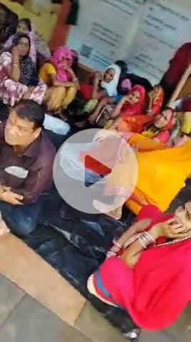 कोटा/इटावा।
हमारे धैर्य की परीक्षा ना ले, जल्द भुगतान करे सरकार 
-मूसलाधार बारिश के बीच भी जारी रहा जेके मजदूरों का धरना
