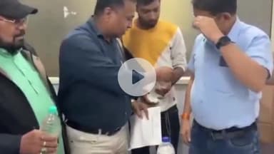 हुज़ूर: भोपाल: नरेला विधानसभा में गंदे पानी की समस्या से परेशान लोगों ने बोतल में पानी भरकर सौंपा ज्ञापन