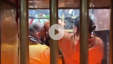 मिर्ज़ापुर: विंध्यवासिनी मंदिर में रात्रि आरती के समय दर्शन को लेकर दो पंडा गुटों में हुई मारपीट, वीडियो हुआ वायरल