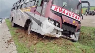 मऊरानीपुर: नेशनल हाइवे झाँसी-खजुराहो पर तेज रफ्तार बस डिवाइडर पर चढ़ी, मची चीख-पुकार