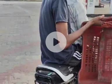 धनौरा: गजरौला तिगरी रोड पर बाइक से पटाखे फोड़ रहे 2 युवकों को लोगों ने पकड़ा, वीडियो हुआ वायरल