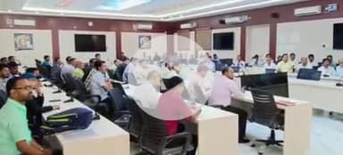 पूर्णिया पूर्व: महानंदा सभागार में जिलाधिकारी ने उपस्थित बैंक कर्मियों व अन्य कार्यालय कर्मियों को दिया प्रशिक्षण