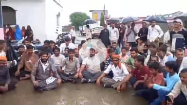 बटियागढ़: टिकरिया में सड़क निर्माण की मांग को लेकर बारिश के बीच ग्रामीणों ने किया प्रदर्शन, कलेक्टर को गांव बुलाने की मांग पर अड़े