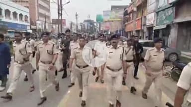 कांके: अल्बर्ट एक्का चौक सहित कई इलाकों में मोहर्रम को लेकर पुलिस ने फ्लैग मार्च किया
