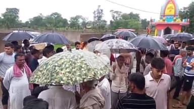 बटियागढ़: एसडीएम और तहसीलदार पहुंचे टिकरिया गांव, ग्रामीणों से की चर्चा, सड़क निर्माण की मांग लेकर कलेक्टर के पास गए थे ग्रामीण