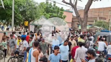 गरखा: शिक्षक की पिटाई से छात्राएं जख्मी, सीएचसी में इलाज, ग्रामीणों का हंगामा