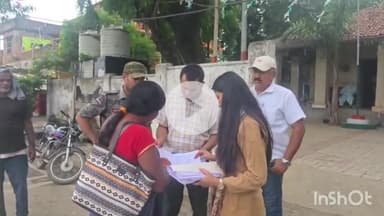 मुंगेर: नगर आयुक्त ने वासुदेवपुर यूनियन के पास मतदाता सहायता केंद्र का निरीक्षण किया, बीएलओ से ली जानकारी