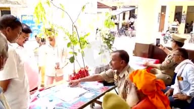 कन्नौज: सदर तहसील परिसर में वन विभाग ने लगाया कैंप, लोगों को नि:शुल्क बांटे वृक्ष