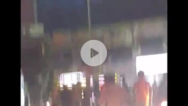 झांसी: नंदनपुर चौराहे पर दो बाइक सवारों के बीच एक घंटे से ज्यादा चली नोकझोंक, पुलिस की जिप देखते ही भागे युवक