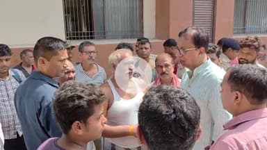 बेतिया: गरबुआ बाबू टोला में ट्रैक्टर से कुचलकर व्यक्ति की हत्या, बेतिया सांसद ने पीड़ित परिवार को दी सांत्वना