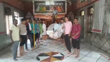 पोरसा: पोरसा शहर के समाजसेवियों ने प्राचीन मंदिरों की स्वच्छता का जिम्मा उठाया, श्रीनागाजी मंदिर सहित अन्य मंदिरों की सफाई की