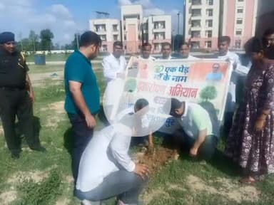 सुल्तानपुर: वन महोत्सव के अवसर पर स्वशासी मेडिकल कॉलेज के प्राचार्य ने किया वृक्षारोपण, छात्रों को वृक्ष लगाने के लिए किया प्रेरित