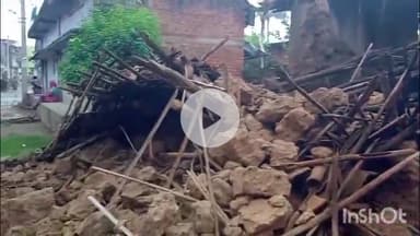 तोपचांची: हरिहरपुर पंचायत के शाखाटंडा गांव में कच्चा मकान धंसा, बाल-बाल बचे घरवाले