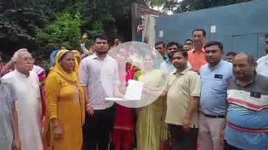 भगवानपुर: मंडावर के पास मेडिकल पॉल्यूशन कंट्रोल कमेटी नाम की वेस्ट मटेरियल कंपनी के बाहर ग्रामीणों ने किया धरना प्रदर्शन