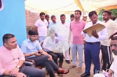 संभल: जिलाधिकारी और पुलिस अधीक्षक ने ग्राम हरगोविंदपुर में हुए सड़क हादसे में मृत लोगों के परिजनों से की मुलाकात