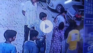 कोल: थाना बन्ना देवी क्षेत्र के सीमा मल्टीप्लेक्स पर मनचलों की जमकर पिटाई, पिटाई का वीडियो सोशल मीडिया पर हुआ वायरल