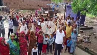 मऊरानीपुर: पचबई में एक माह से ट्रांसफार्मर खराब, गांव अंधेरे में, ग्रामीणों ने विभाग के अधिकारियों के खिलाफ मुर्दाबाद के नारे लगाए