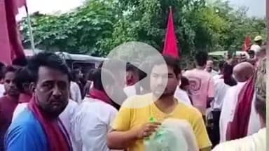 गुमला: बज्मे रब्बानी ट्रस्ट ने गुमला शहर में मुहर्रम पर पानी की बोतलें वितरित कीं