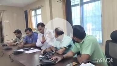 गोपालगंज: सदर प्रखंड कार्यालय में डीएम ने मतदाता सूची पुनरीक्षण कार्य का निरीक्षण किया, कर्मियों से जानकारी ली