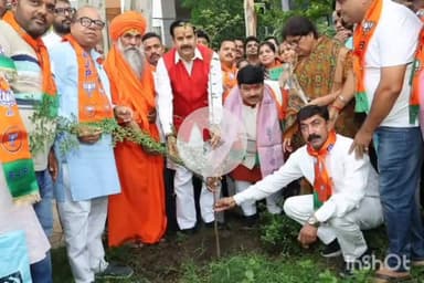 तराना: उज्जैन सांसद ने डॉ. श्यामाप्रसाद मुखर्जी की जयंती पर वार्ड 42 में किया पौधारोपण