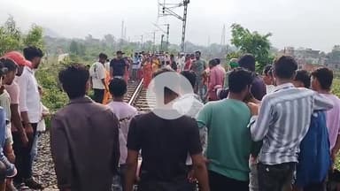 कोडरमा: कोडरमा टाउन स्टेशन के पास मालगाड़ी की चपेट में आने से एक युवक की मौत