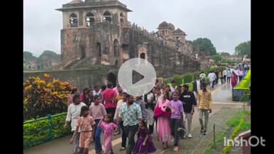 धार: पर्यटन नगरी मांडू में रविवार को देश-विदेश से 20 हजार से अधिक पर्यटक पहुंचे, प्राकृतिक सौंदर्य का आनंद लिया