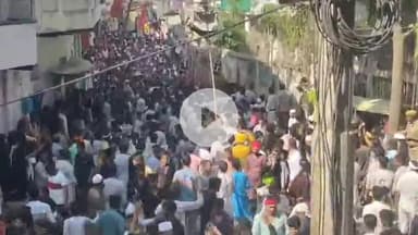 मिर्ज़ापुर: कटरा कोतवाली क्षेत्र स्थित कर्बला में नगर क्षेत्र से निकाले गए ताजिए को किया गया दफन, लाखों की तादात में मौजूद रहे लोग