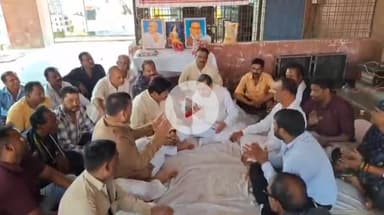 झांसी: पब्लिक एप की खबर का हुआ असर, नगर निगम में सफाई कर्मचारियो के धरने को महापौर ने जूस पिलाकर कराया समाप्त #jansamasya