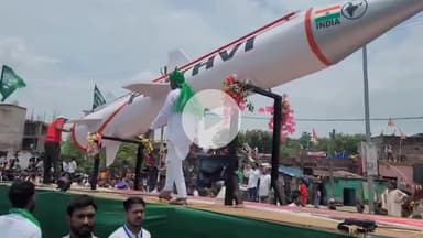 कोडरमा: झुमरी तिलैया में मुहर्रम जुलूस में अखाड़ा कमेटियों ने राफेल, मिसाइल और रडार से लोगों को किया आकर्षित