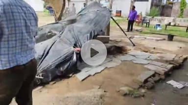 रामपुर: नगर पालिका की टीम ने कंट्री क्लब के पास अवैध अतिक्रमण हटाने के अभियान में जीसेबी की मदद से अवैध खोके हटाए