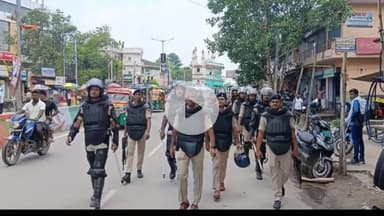 सासाराम: रोहतास पुलिस ने सासाराम में किया फ्लैग मार्च, मुहर्रम पर्व के लिए किए सुरक्षा के व्यापक इंतजाम