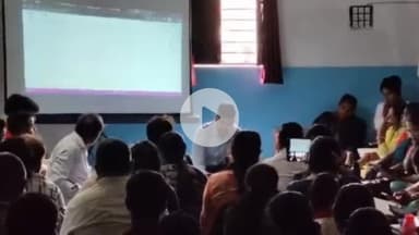 सासाराम: जिला निर्वाचन पदाधिकारी ने जीविका दीदियों को गणना प्रपत्र भरने का प्रशिक्षण दिया