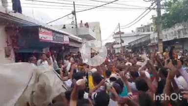 बरेली: जोगी नवादा में मोहर्रम के जुलूस के दौरान हिंदू समुदाय ने मुस्लिम समुदाय पर की फूलों की बारिश