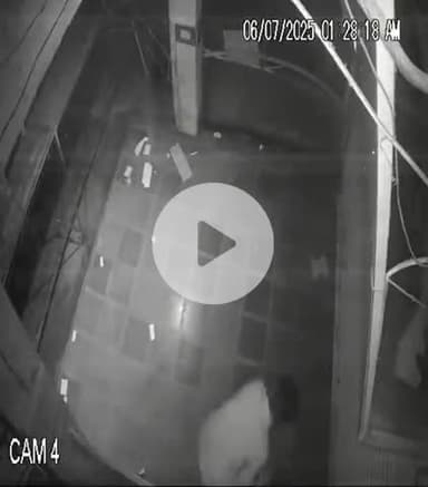 टीकमगढ़: टीकमगढ़: तीन दुकानों में चोरी, सीसीटीवी में कैद हुई वारदात