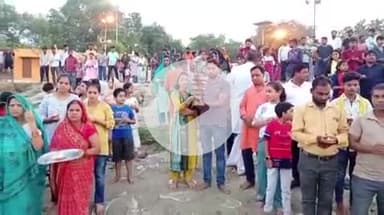 सुल्तानपुर: गोमती नदी स्थित सीताकुंड धाम पर आयोजित सायंकालीन महाआरती में बड़ी संख्या में भक्त हुए शामिल