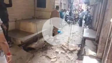 झांसी: झांसी के मानिक चौक स्थित पीको बाली गली में दो मंजिला मकान का हिस्सा भरभराकर गिरा, बड़ा हादसा टला