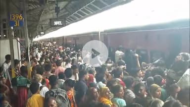 मथुरा: मुड़िया पूर्णिमा पर उमड़ने लगी भीड़, मथुरा जंक्शन पर ट्रेनों में चढ़ने के लिए मची आपाधापी और हुई मारपीट