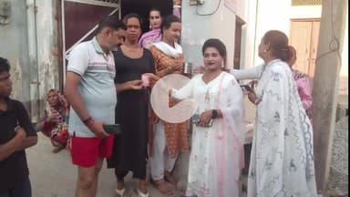 जलेसर: जलेसर कस्बा में मोहर्रम पर सुपुर्दे खाक हुए ताजिए, किन्नर समाज ने ताजिए में मौजूद लोगों को पिलाया शरबत, की अनूठी पहल