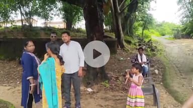 गुमला: वृंदा पंचायत की मुखिया ने विक्षिप्त महिला व बेटी को ग्राम टोंगरी टोली में परिजनों को सौंपा, पब्लिक ऐप की खबर का हुआ असर