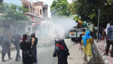 कोल: तपती धूप में नगर निगम की एंटी स्मोक, पेयजल टैंकरों और स्प्रे मशीनों के छिड़काव से जुलूस में चलने वालों को मिली राहत