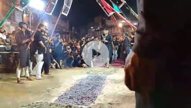 उन्नाव: शहर के चौधराना स्थित शिया जामा मस्जिद के सामने इमाम हुसैन की शहादत की याद में अक़ीतमन्दो ने आग पर किया मातम