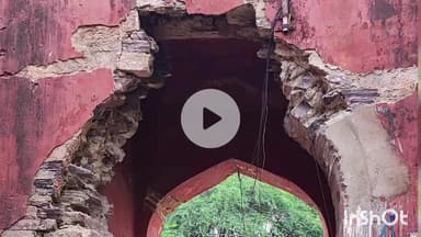 मुंगेर: उत्तरी किला गेट का पिछला भाग गिरा, कई लोग बाल-बाल बचे, प्रशासन द्वारा ध्यान नहीं दिए जाने से नाराज़गी