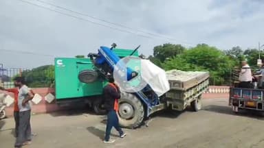 लाडपुरा: कोटा में साजिदेहड़ा पुलिया पर एक ट्रैक्टर ट्रॉली अनियंत्रित होकर पुलिया पर खड़े जनरेटर से टकराई, जनरेटर पर चढ़ा ट्रैक्टर