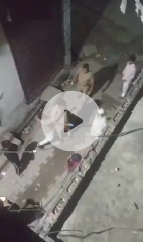 पूरनपुर: गांव ढका में देर रात गश्त कर रहे पुलिसकर्मी को दौड़ा-दौड़ा कर पीटा, वीडियो सोशल मीडिया पर हुआ वायरल