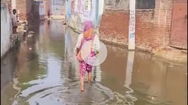 बड़ौत: तमेलागढ़ी में तालाब का पानी मकानों में घुसा, 10 दिनों से जलभराव से परेशान ग्रामीणों ने खुद निकलवाया पानी #jansamasya